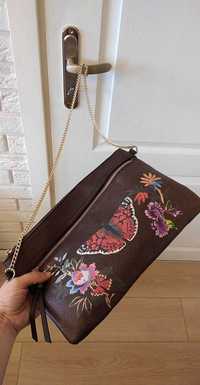 Елегантна дамска чанта тип клъч с верижка и картинка пеперуди