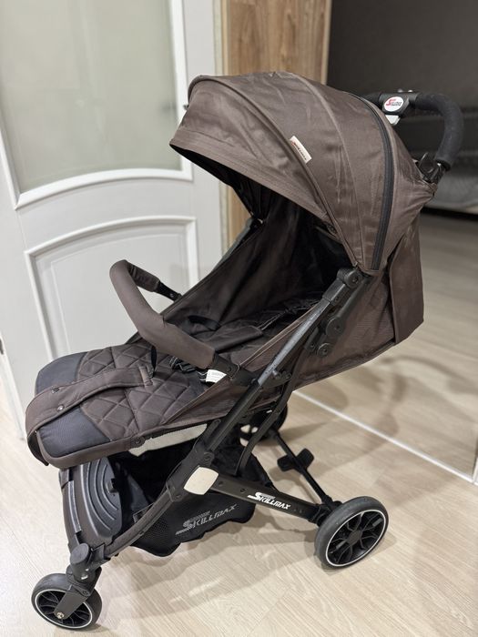 Прогулочная коляска коричневая