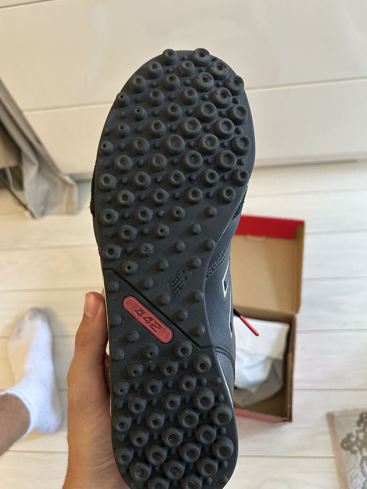Vand adidasi de fotbal New Balance marimea M