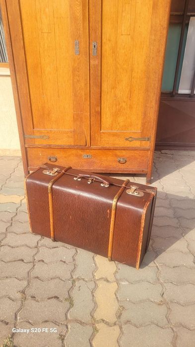 Прекрасен старинен куфар