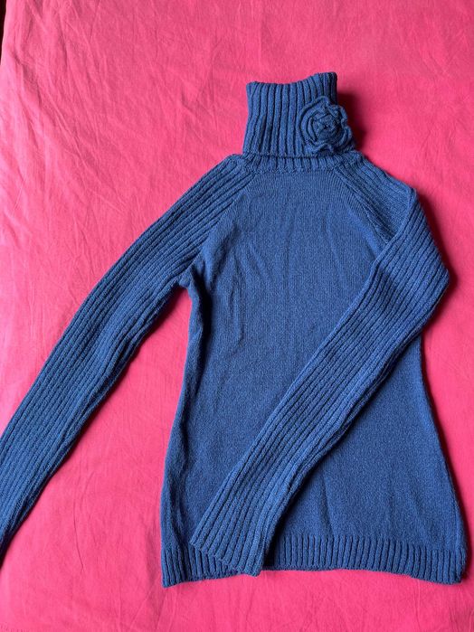 Нов без етикет. Пуловер с висока яка. Размер S. wool 35%.