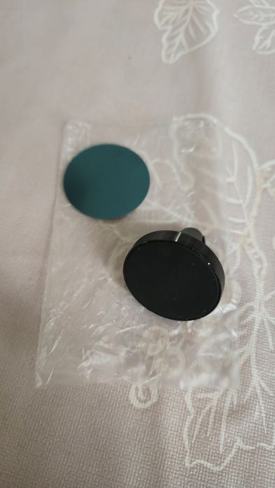 Продам почти новый магнитный держатель для телефона в авто