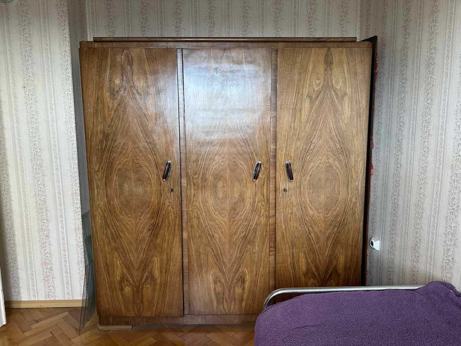 Ретро трикрилен масивен гардероб с естествен фурнир