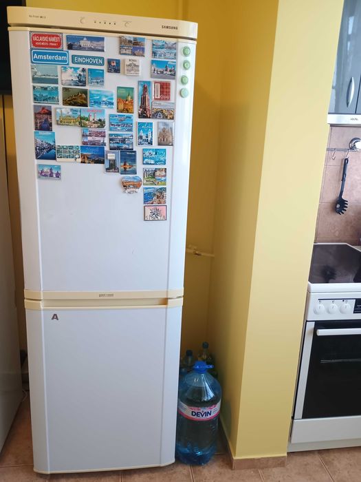 Продавам работещ и запазен хладилник с фризер Samsung