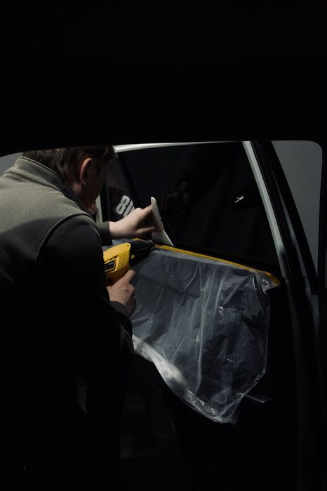 Профессиональная тонировка и защита порогов — скидки на пакет услуг.