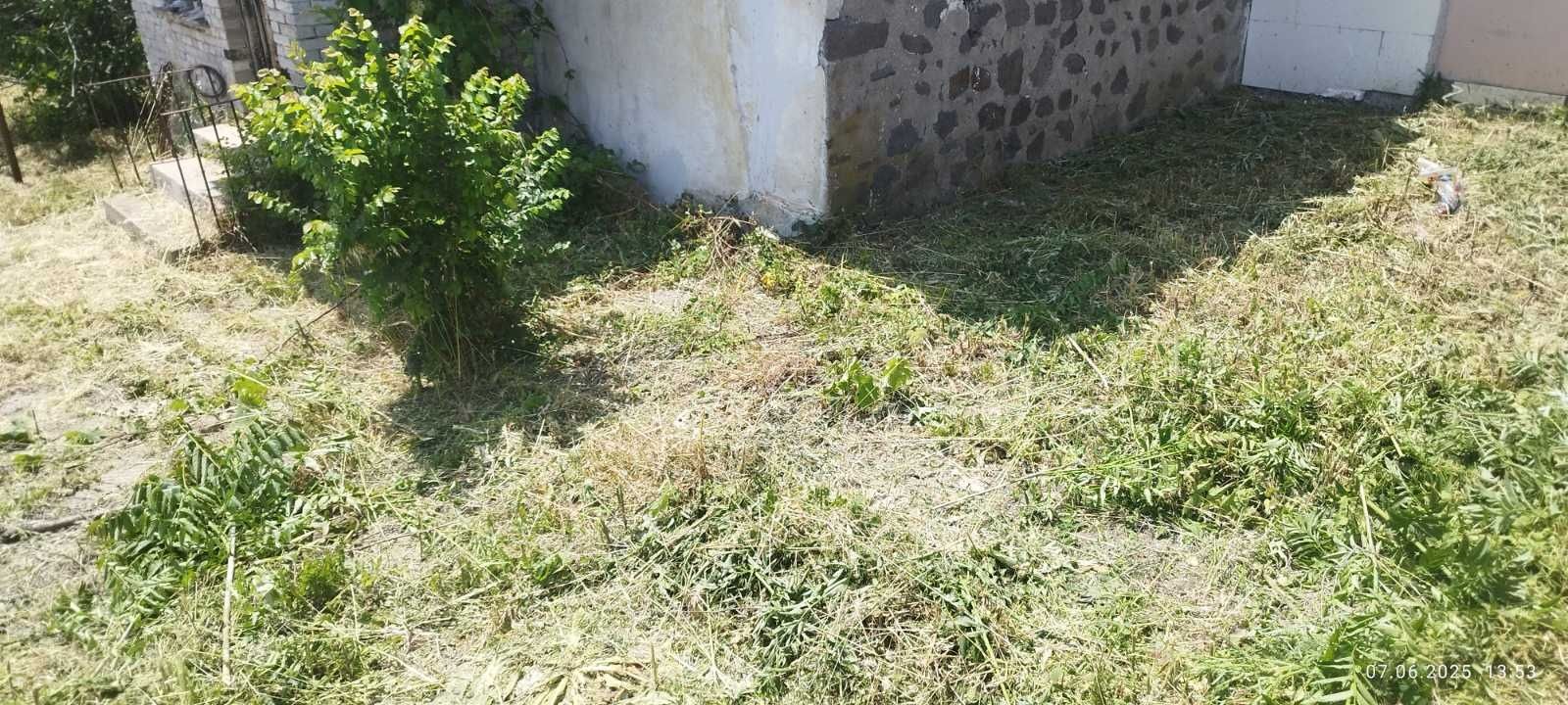 Дворно място с масивна постройка в с. Изворище