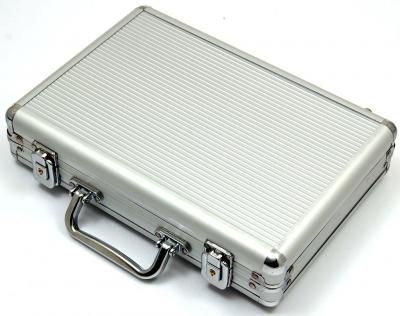 Комплект за покер с килимче - чипове за покер в метално стилно куфарче