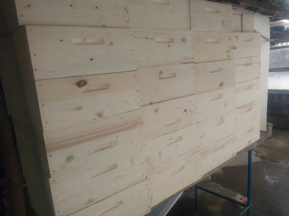 Изработка на мебели и пчелни кошери от масив