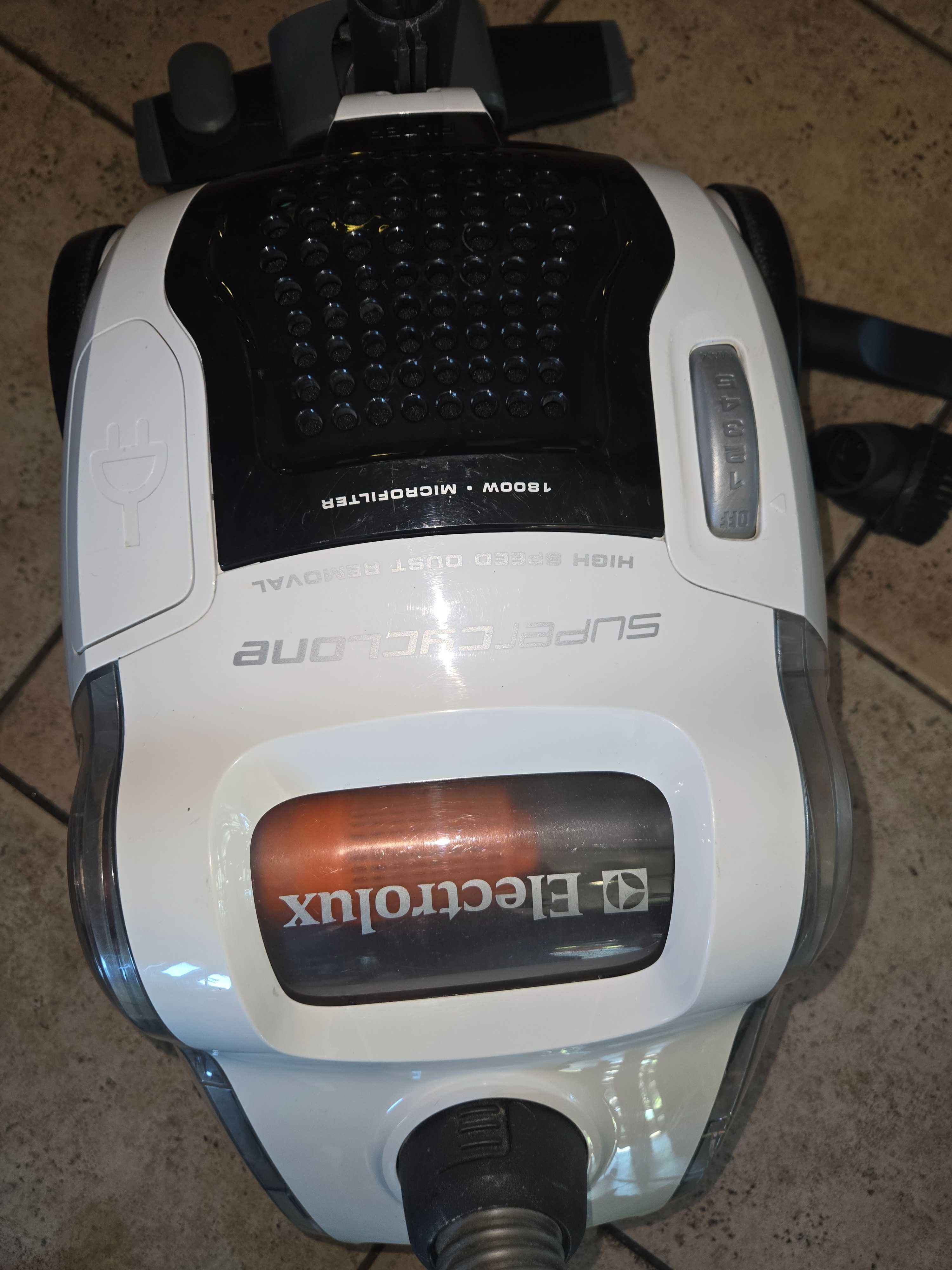 Прахосмукачка Electrolux SUPERCYCLONE 1800W