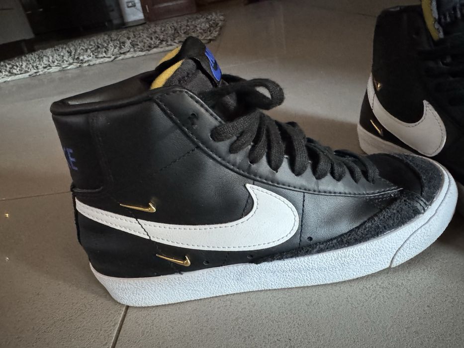 Nike-uri Blazer Mid ’77 – model clasic, detalii aurii