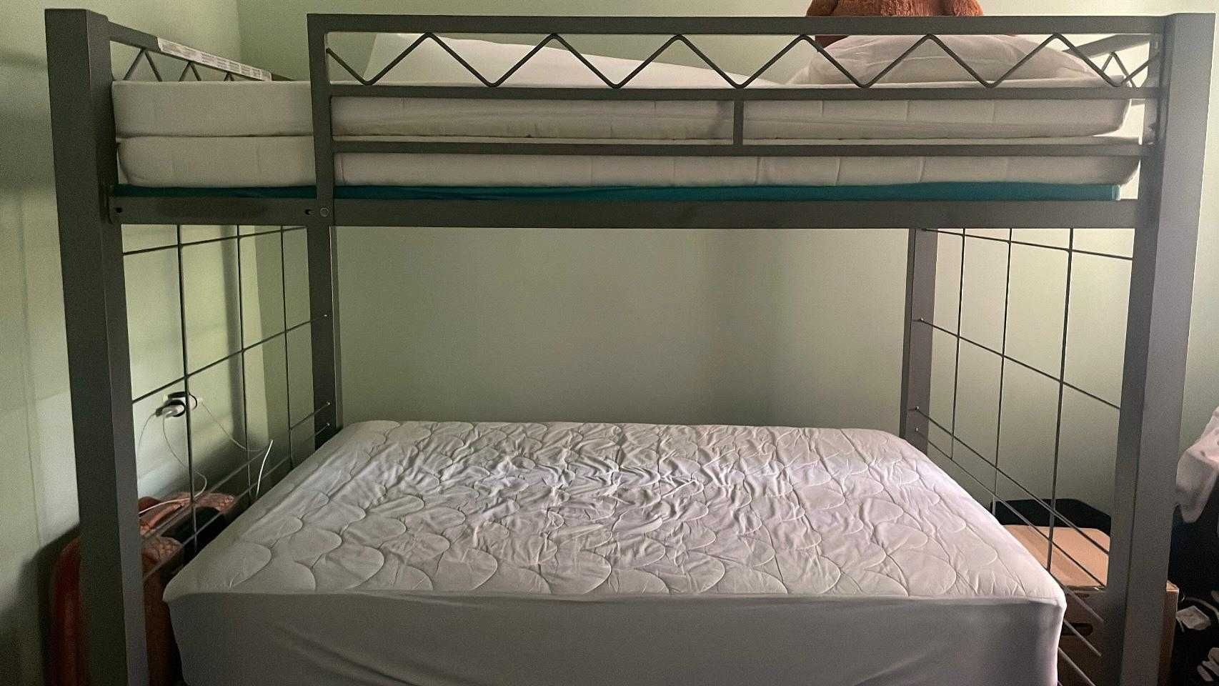Продавам детско двуетажно легло