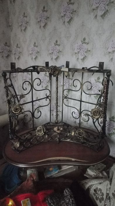 Продам угловой иконостас и розы кованные