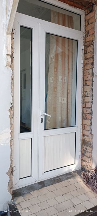 Продаю. Окно пластиковая и Дверь Алюминиевый. цена за всё..