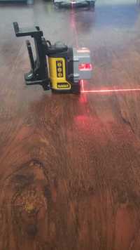 Vand laser dewalt pe baterii,laserul se afla in stare buna ,