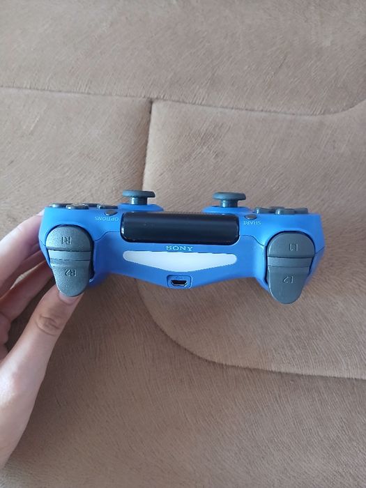 Ps4 pro cu controler și Uncharted 4