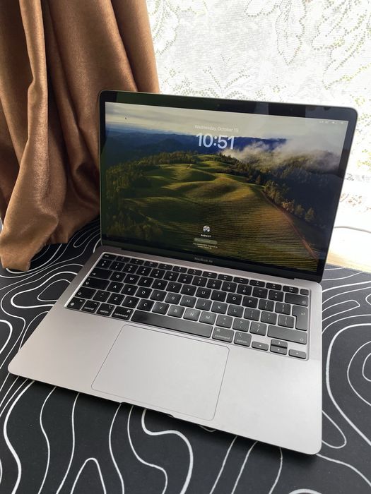 Macbook Air M1 2020 + Mouse Logitech Pebble 2