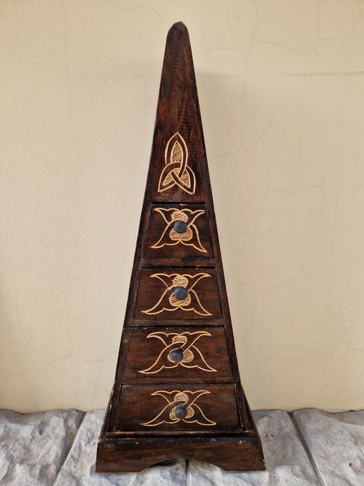 Чудесно антикварно шкафче тип пирамида- 4 чекмеджета