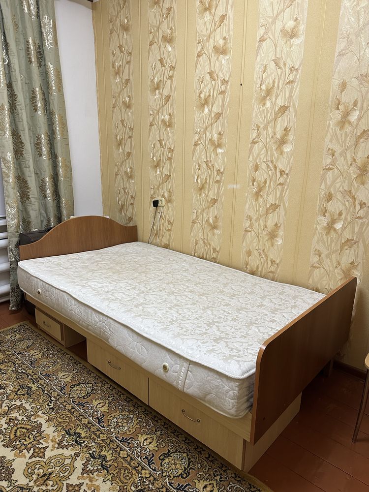 Продается кровать с матрасом 1,5