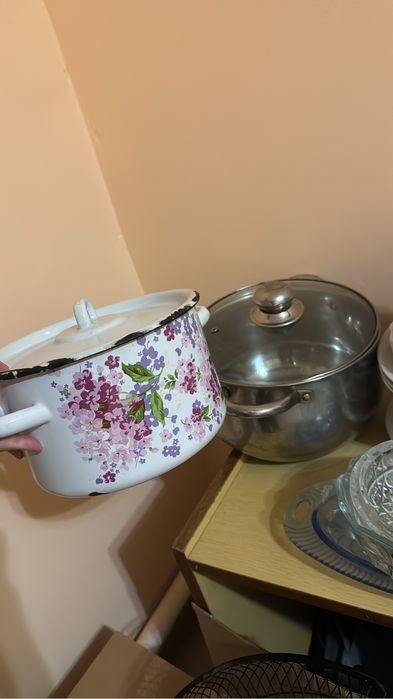 Отдам две кастрюли