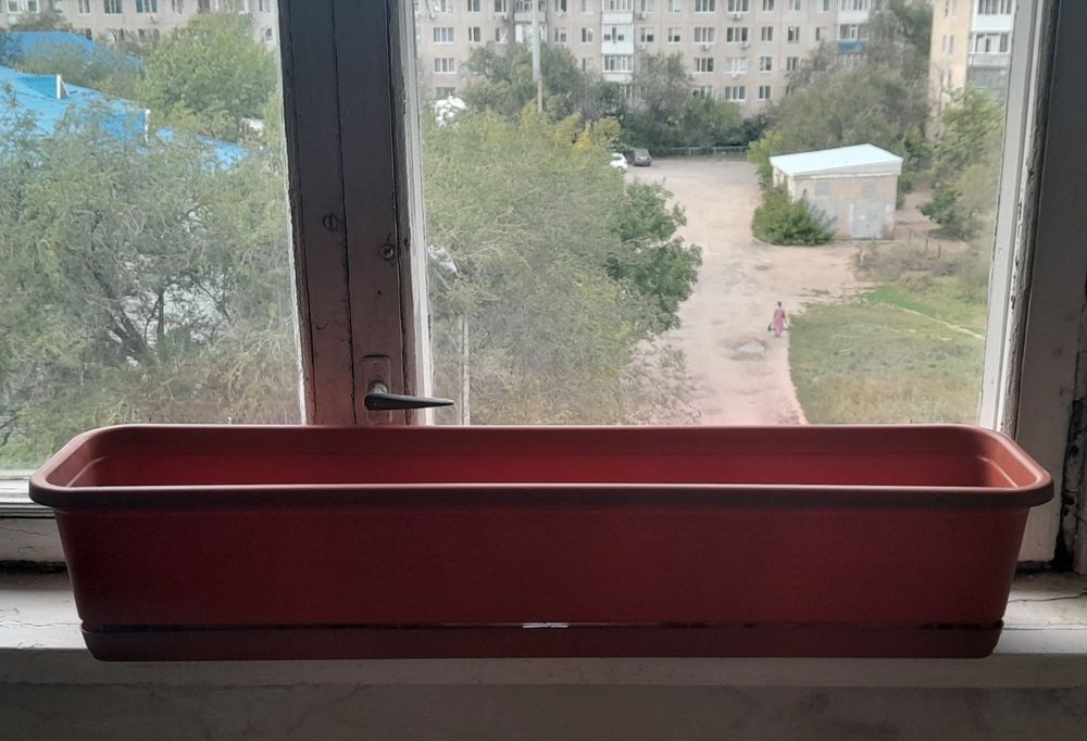 Пластиковый горшок для цветов и рассады