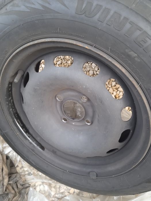 Джанти за Citroen и Peugeot 6x15 без гуми се продават.