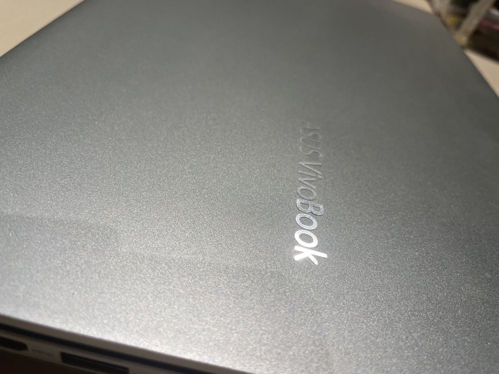 Laptop ASUS Vivobook i7 ultraportabil