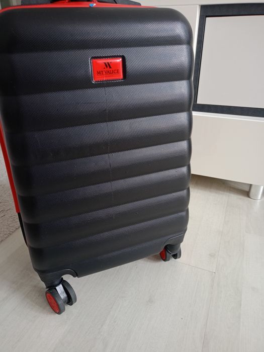 Vând troler 57 cm...puțin folosit,urme de folosire, produs de calitate