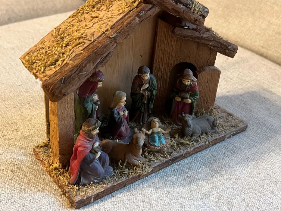 Iesle Nasterea Domnului decor lemn si figurine rasina 26x20 cm