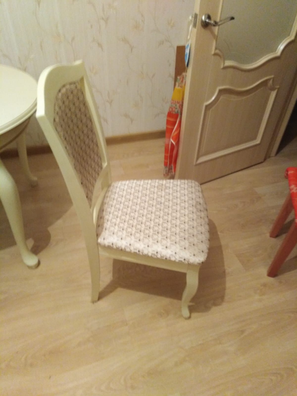 Набор стульев как для кухни так и для гостиной