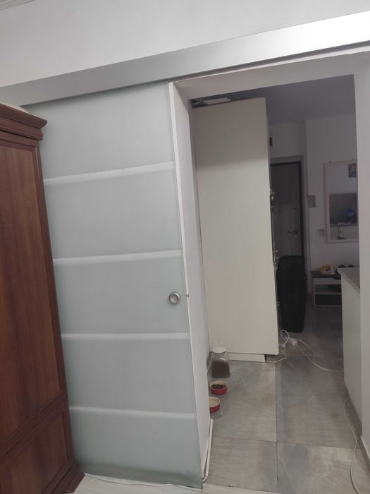 Ușa culisantă sticlă