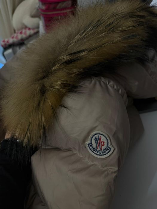 Moncler със естествен пух. Качулката се сваля