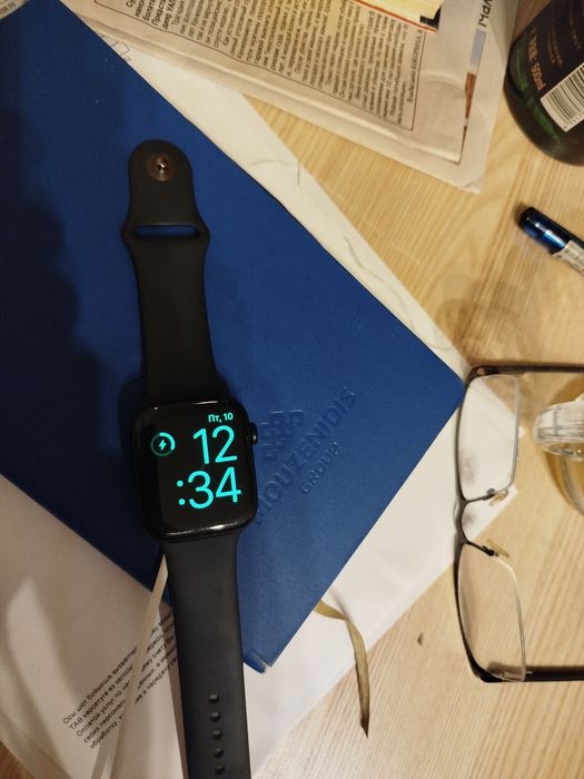 Продам Apple Watch SE
