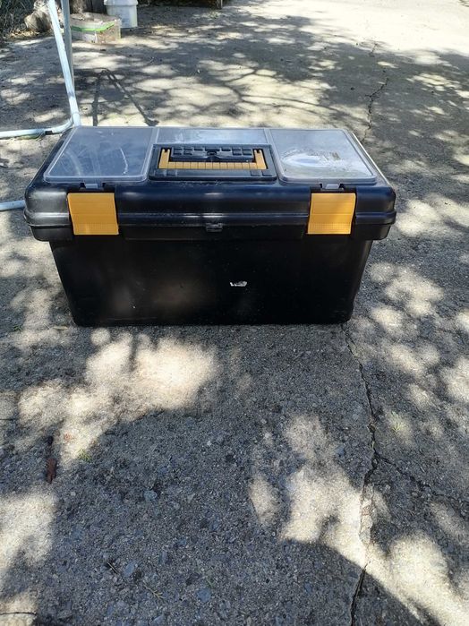 Продавам куфар за риболовни принадлежности