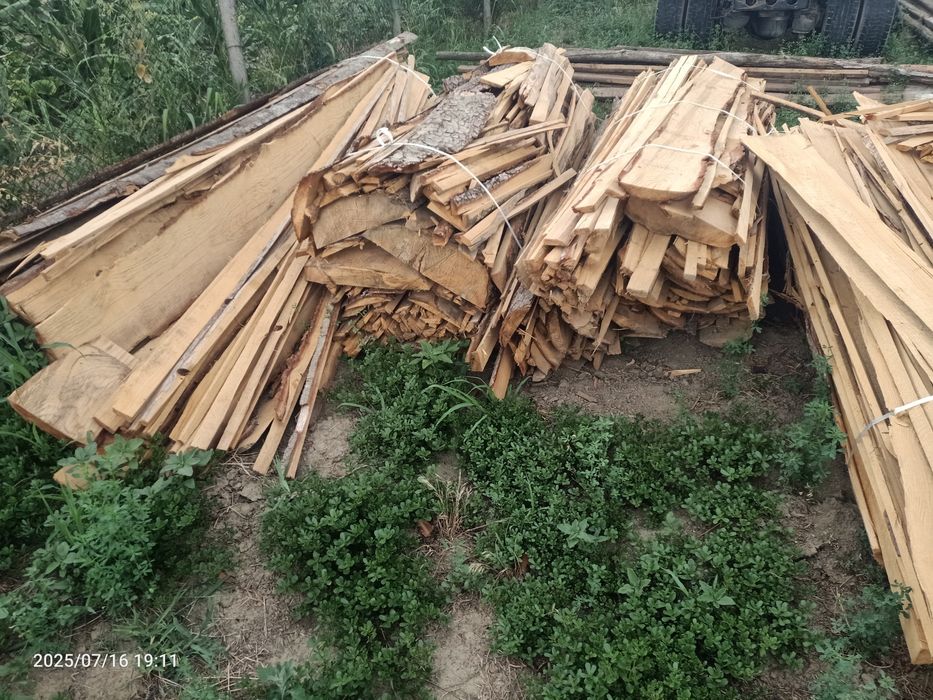 Deșeuri margini paleti de brad