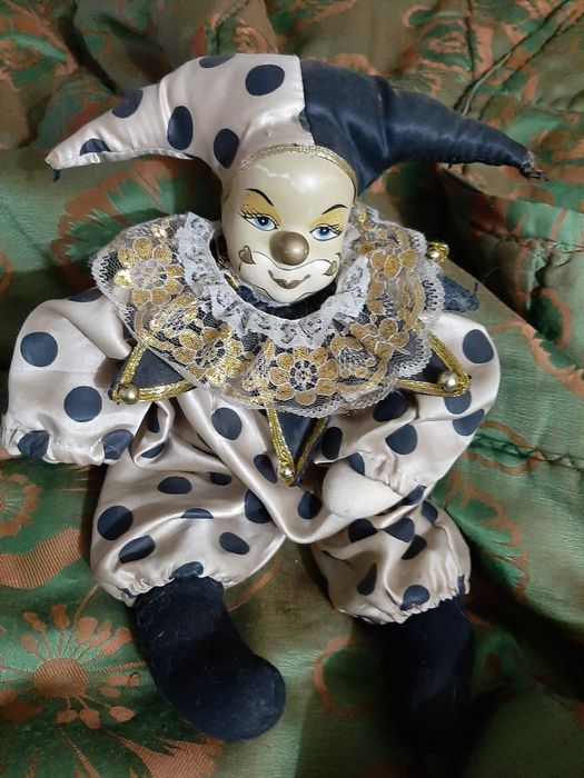 Papuse veche cu capul de ceramica.