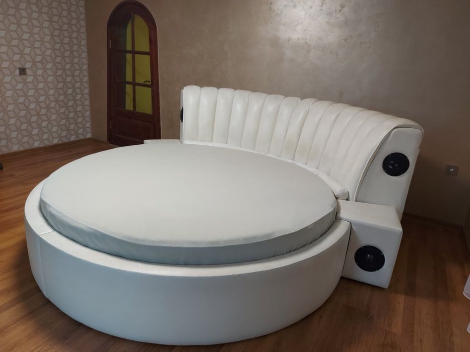 Кръгла спалня с музика