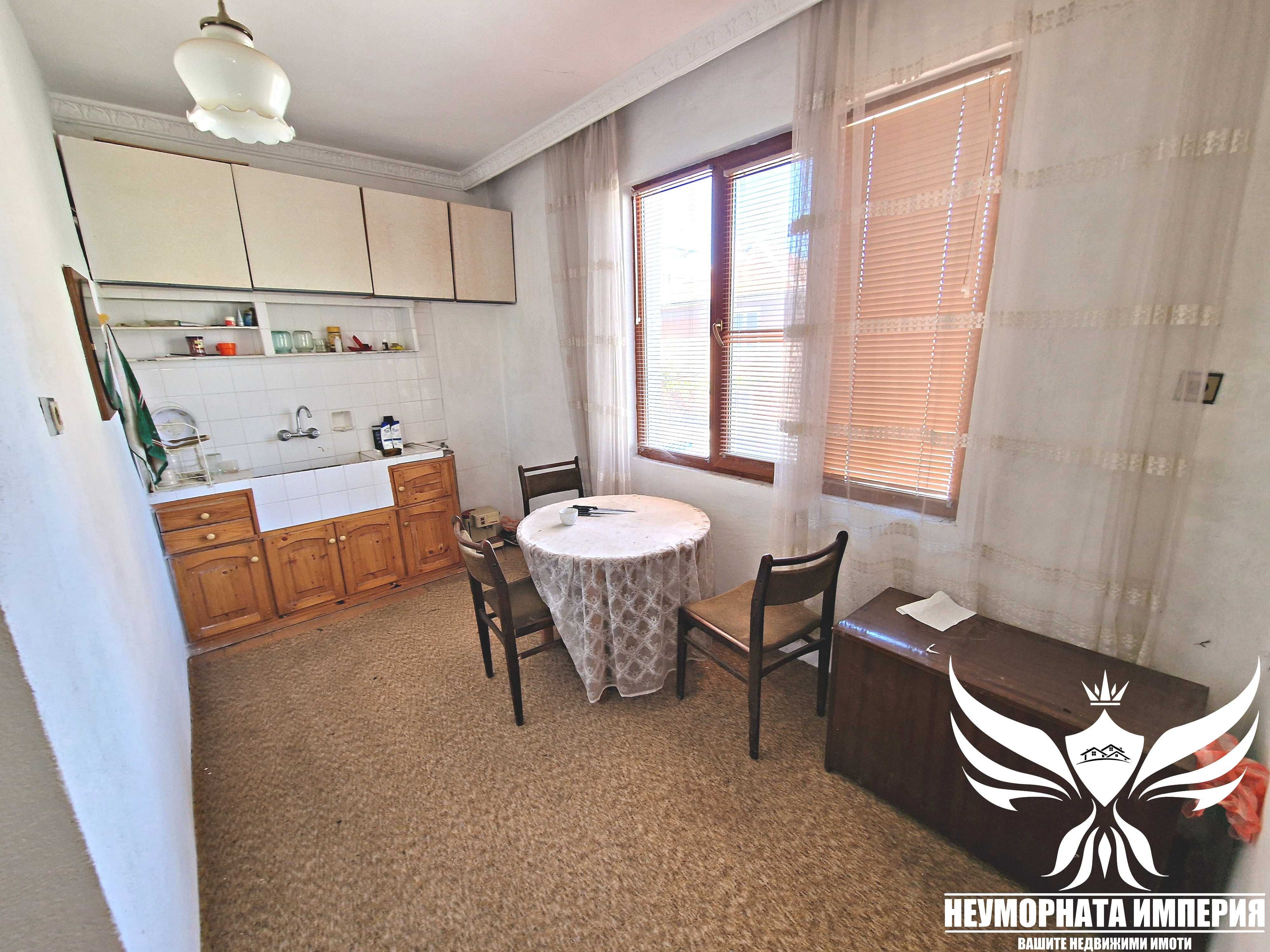 Продавам тристаен с гараж, партерни стаи и 219кв. двор в гр.Асеновград