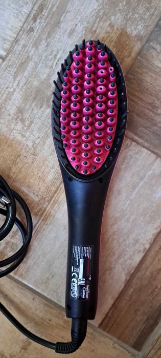 Електрическа четка за изправяне на коса.