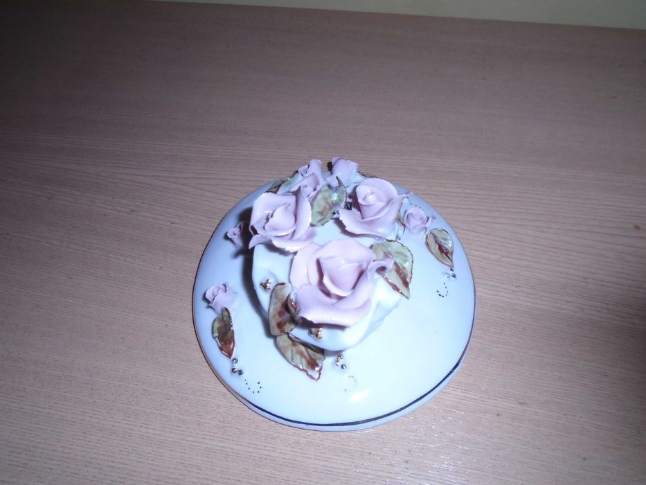 Caseta + bibelou portelan trandafiri