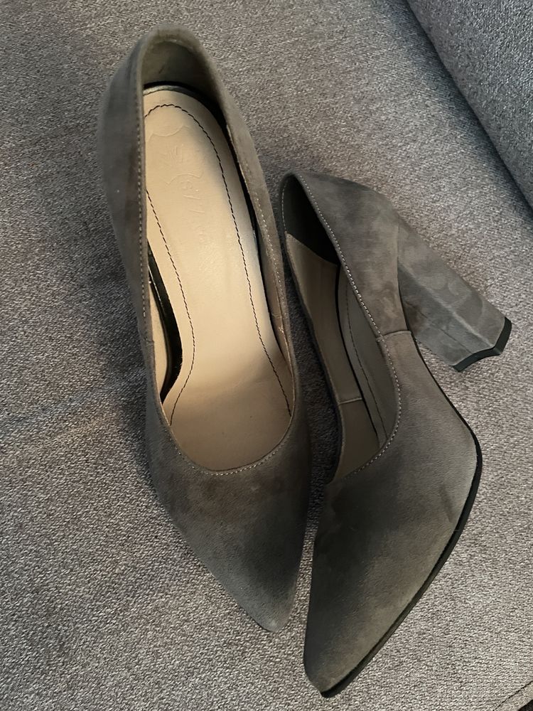Pantofi gri cu toc