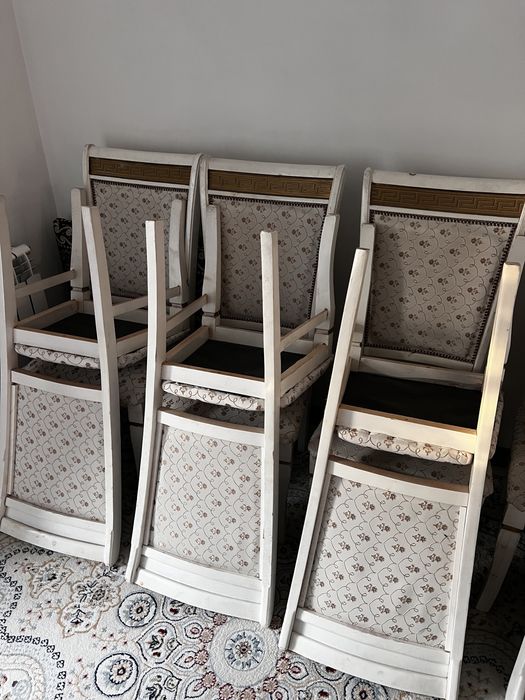 Белые стулья из дерева