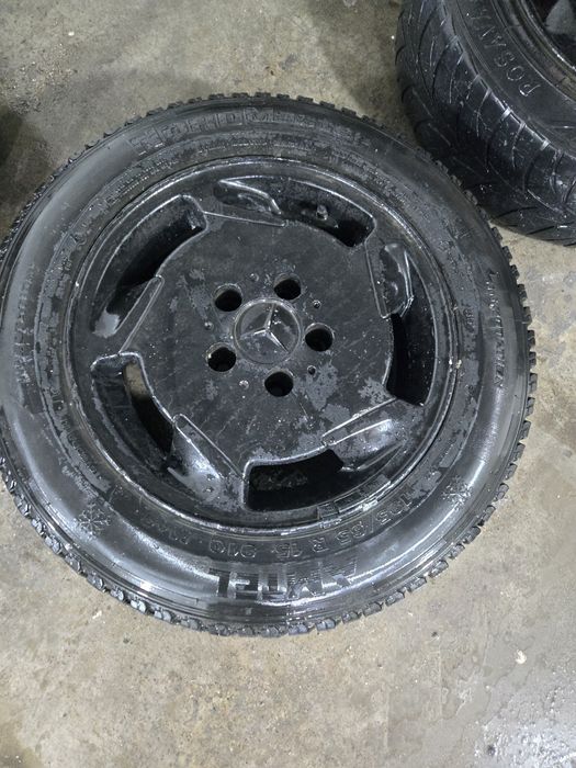 Продам диски на мерс 190 с зимней резиной
