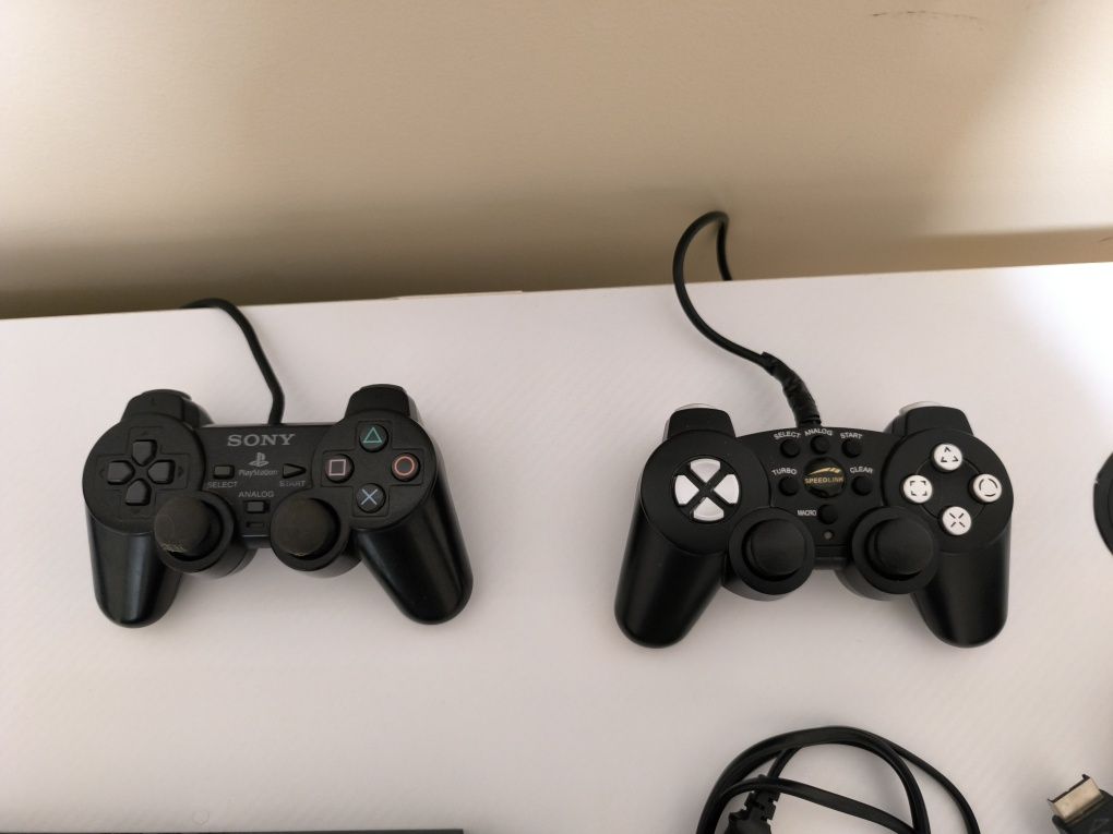Playstation 2 / Два контролера / Две игри / Перфектно състояние!