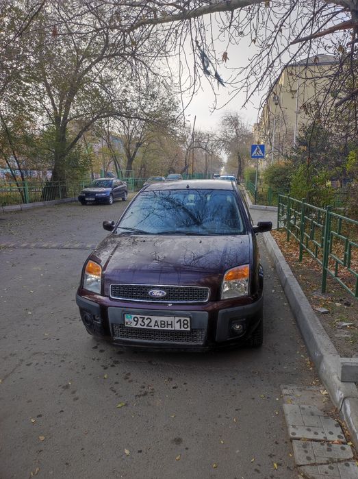 Продам автомобмль  FORD 1.5обьём