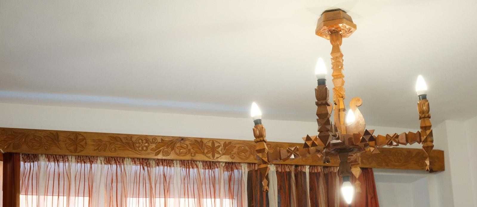 Mobila sculptata din lemn