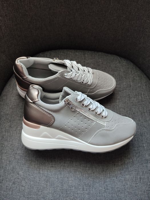 Нови сиви маратонки на платформа