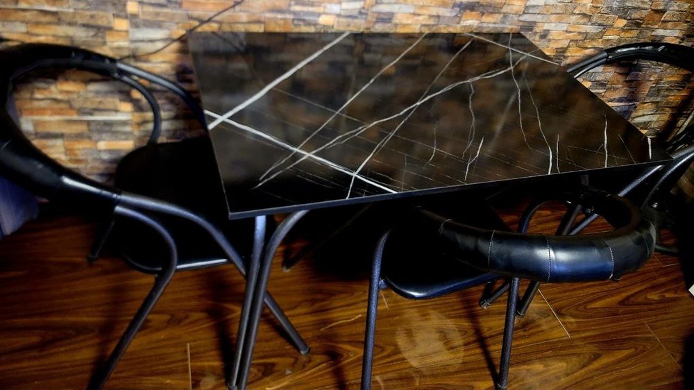 В новом состояние качественный комплект 1 стол 4 стула читайте ниже