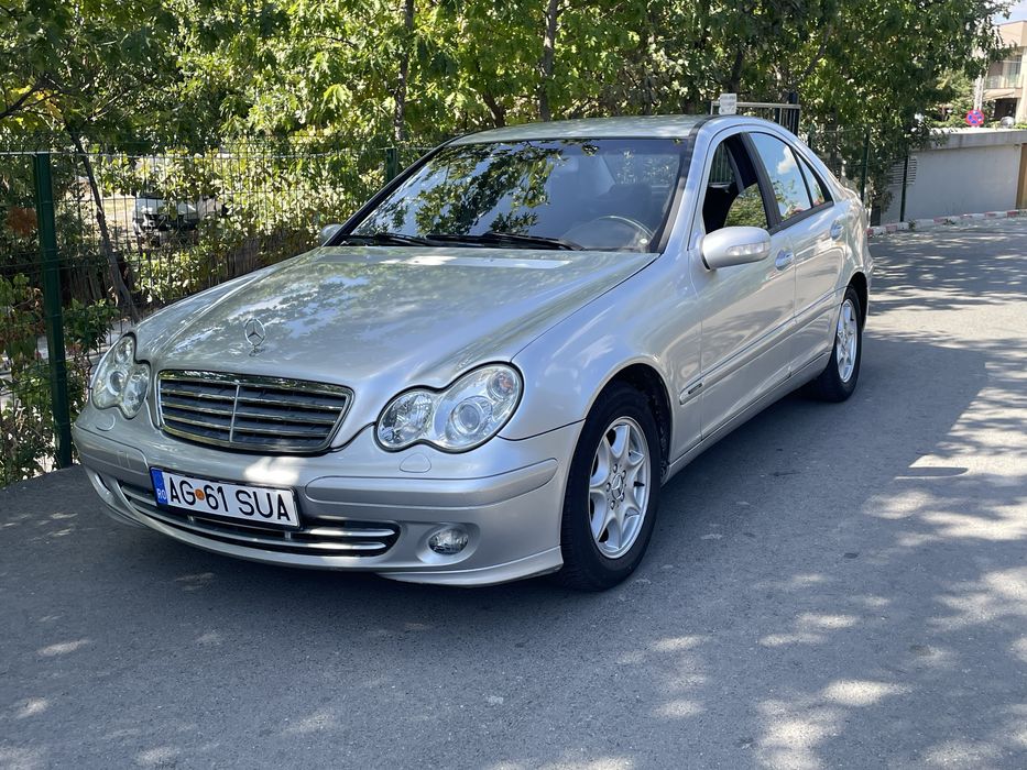 Mercedes-Benz C220D din 2004 masina arata si functioneqza imbecabil
