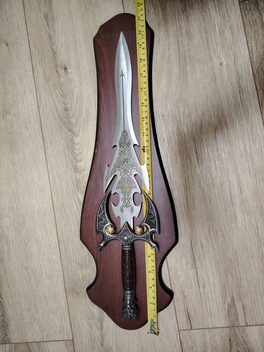 Колекционерски декоративен меч с дървена основа.
