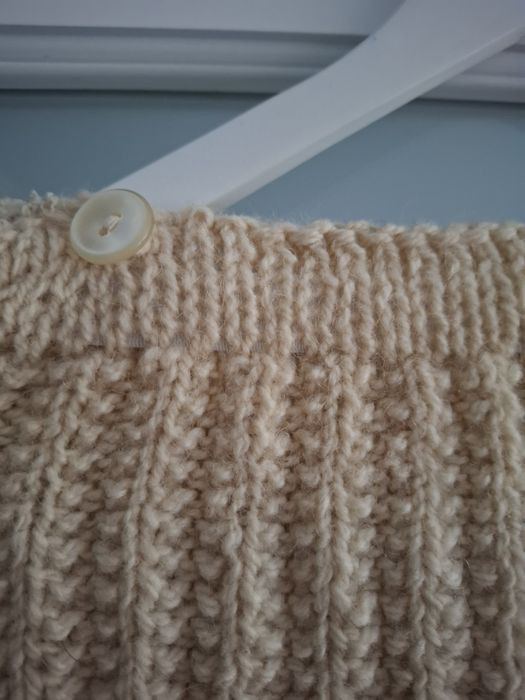 Fusta din lana tricotata manual